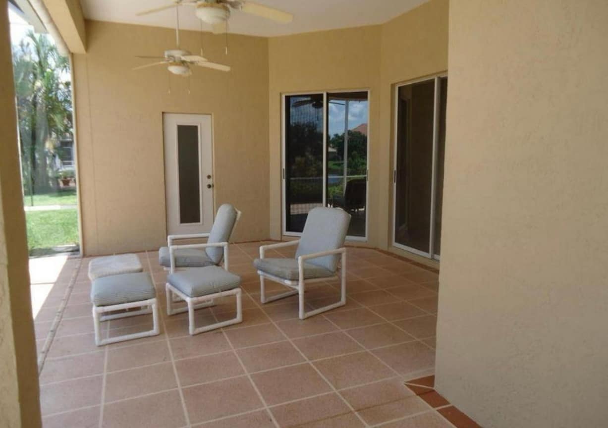 Building Photo - 895 SW Lake Charles Cir