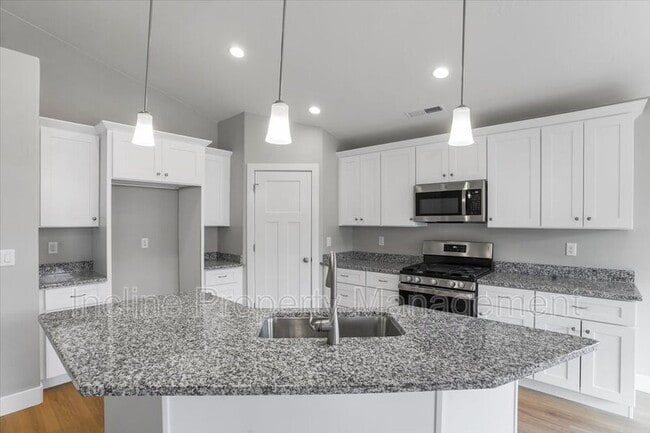 Building Photo - 2261 Tonaquint Dr