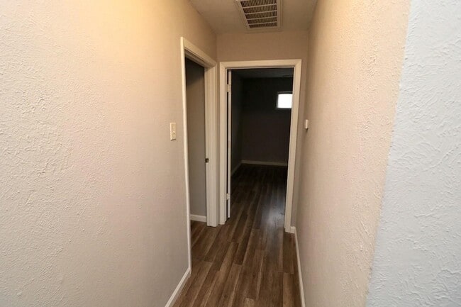 Building Photo - 806 Courtenay Pl