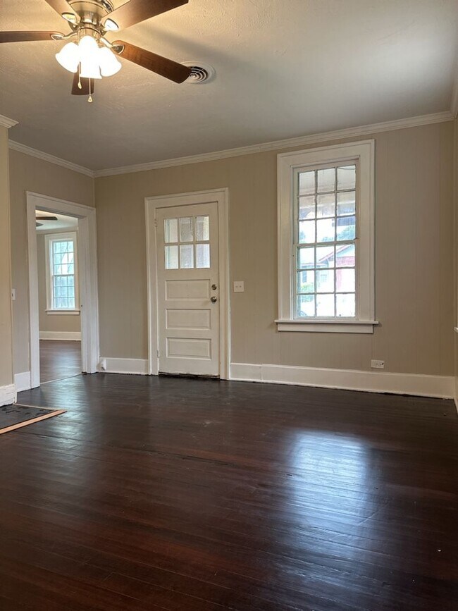 Building Photo - Charming 2-bedroom, 1-bathroom home
