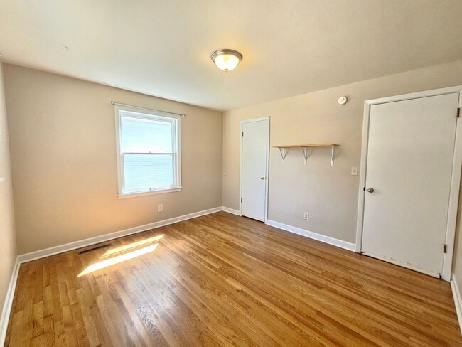 Building Photo - $1,700 - 2 Bed / 1 Bath Charming Rancher H...