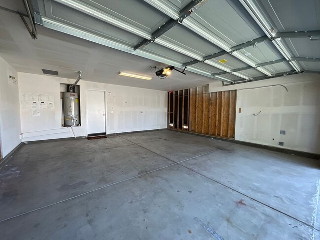 Building Photo - East Palmdale Home