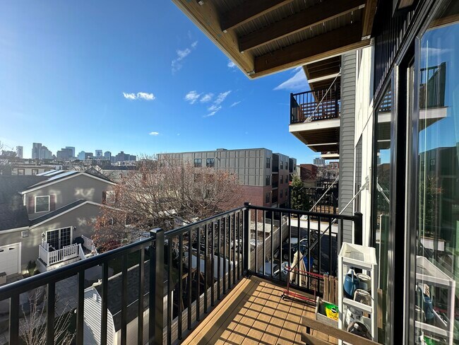 Building Photo - 205 Maverick St