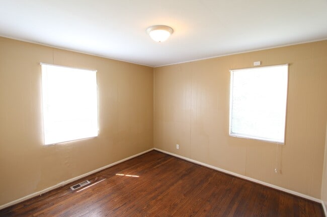 Building Photo - 3 Bedroom 1 Bath PLUS Large Den - New On T...