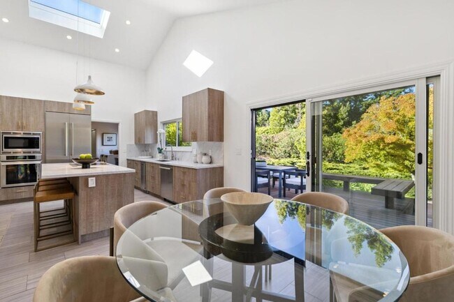 Building Photo - 6 Friars Ln