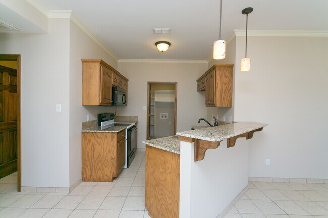 Building Photo - 16100 Rolling Meadows Dr