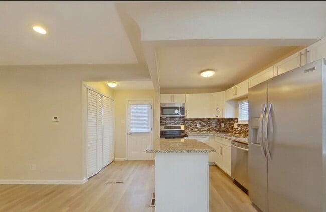 Building Photo - Immediate Move In.