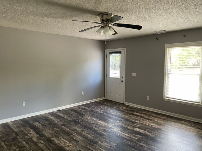Building Photo - 3 Bedroom 2 Bath house in Boiling Springs with Workshop/Garage