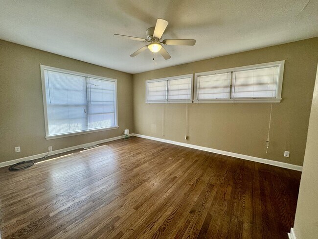 Building Photo - 419 E Rogers Dr