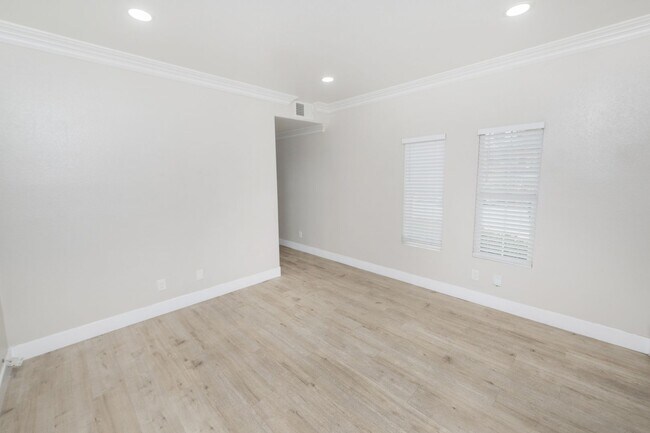 Building Photo - 511 Stork St