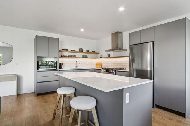 Building Photo - 1422 Tamarind Ave