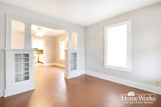 Building Photo - 1122 W 7th St