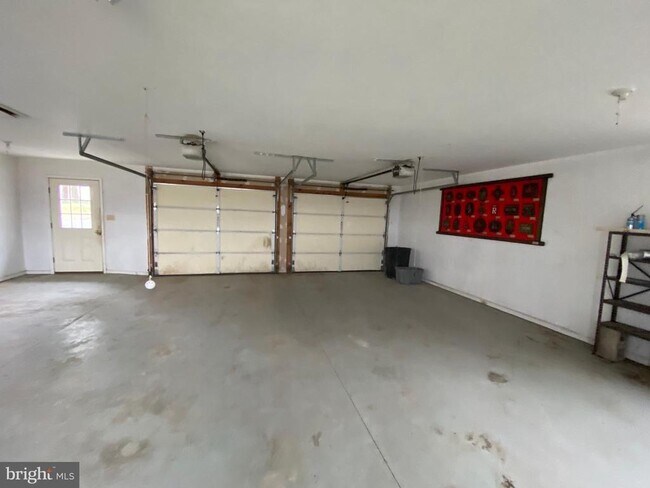 Building Photo - 2063 Hill Rd