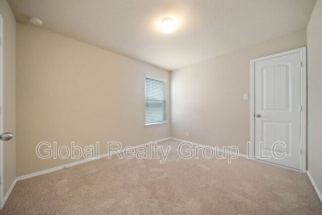 Building Photo - 437 Kings Way