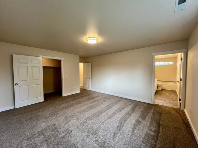 Building Photo - Fully Remodeled  3 BD + Den