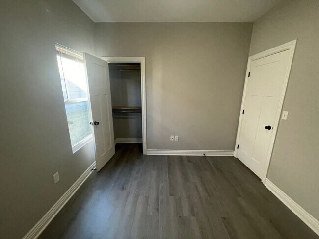 Building Photo - 5501/03 N Edwards Cir