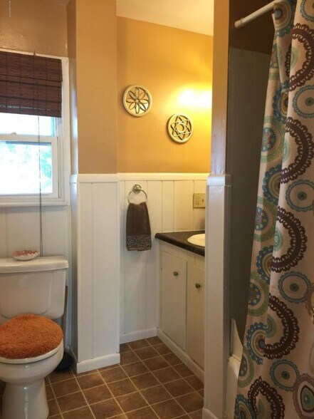 Building Photo - 1100 Bemidji Ave N