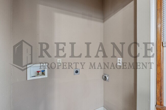 Building Photo - 806 N Faulkner St