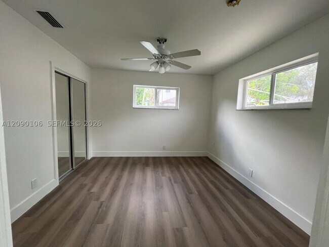 Building Photo - 5020 SW 26th Ave