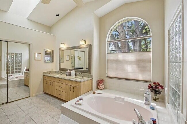 Building Photo - "Pool Home! Spacious 3-Bed, 2-Bath Gem on Shoreline Drive, Clearwater"