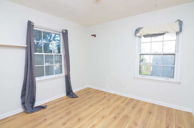 Building Photo - Quaint Charlotte Park Home