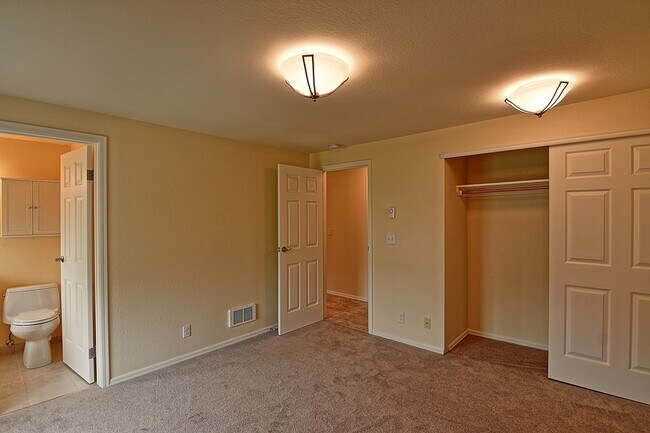 Building Photo - 2108 Hoyt Ave