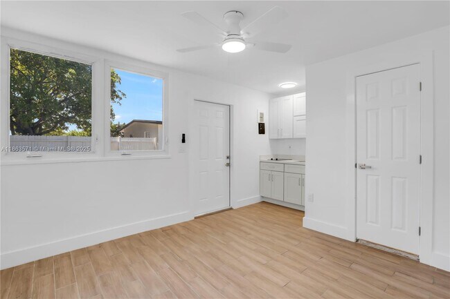 Building Photo - 1773 Lauderdale Manor Dr