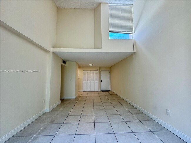 Building Photo - 8810 Fontainebleau Blvd