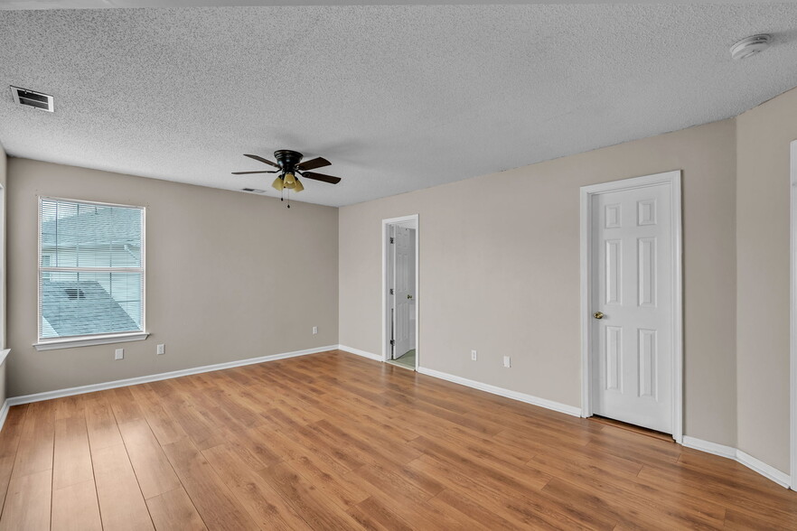 Building Photo - 3136 Sacramento Dr