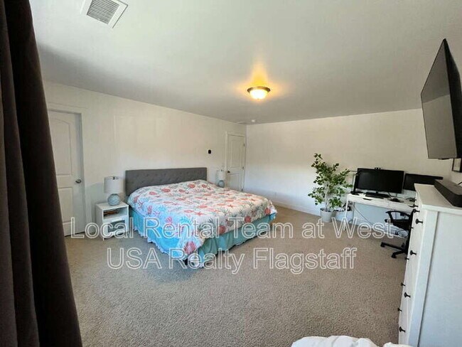 Building Photo - 2705 W Windtree Dr