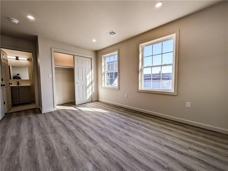 Building Photo - 28 Julian St