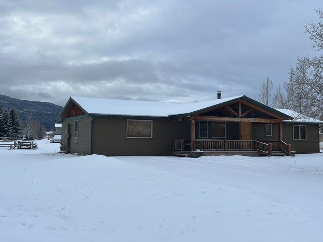 Building Photo - Beautifully upgraded 3 BR 2Ba with W/D and Shop/Garage in back.