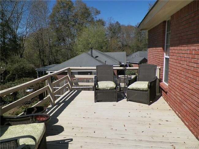 Building Photo - 243 Primrose Dr
