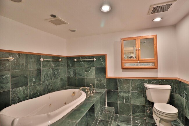 Building Photo - 101 Lombard St