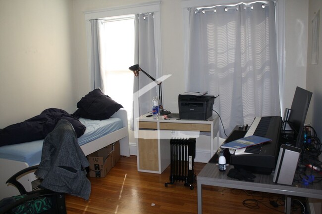 Building Photo - Great Brookline 4 Bed Apartment