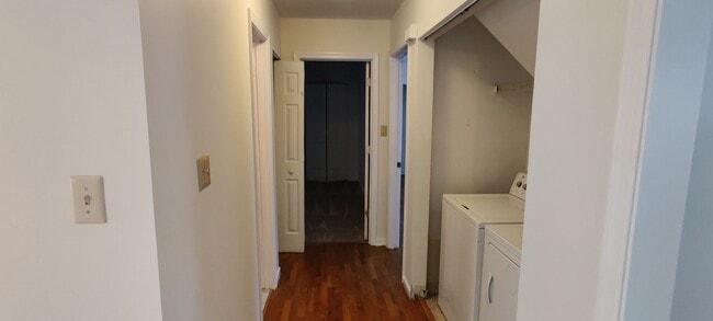 Building Photo - 3 bedroom home with fenced rear yard