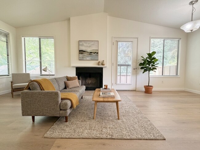 Building Photo - One Month Free! Nice Lake Oswego 2 Bed Condo, Great Storage, Pool, Most Utilities Included!