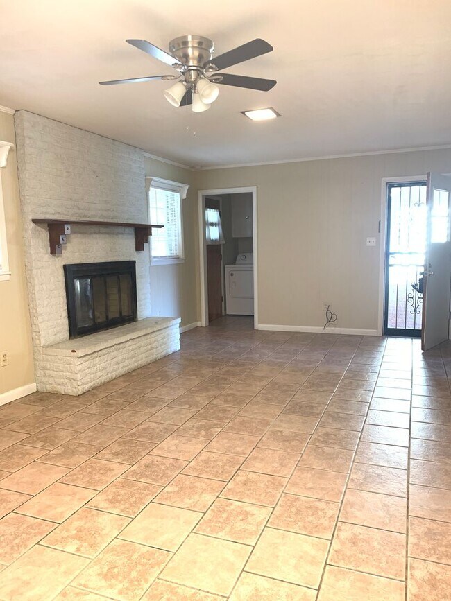 Building Photo - Your Next Home Awaits! 3 Bed/2 Bath Near J...