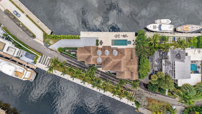 Building Photo - 400 Mola Ave