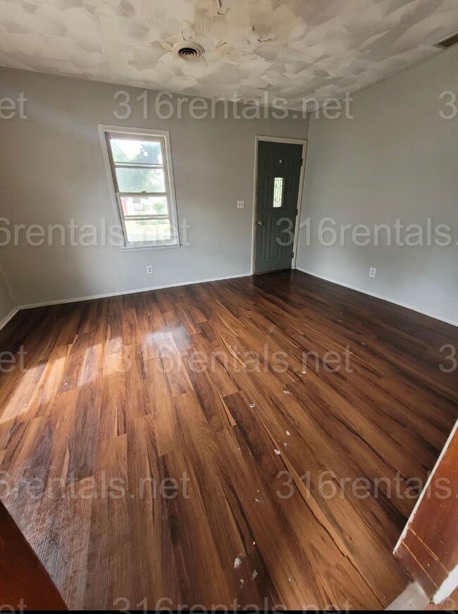 Building Photo - $850 - 2 bed 1 bath - Single Family Home