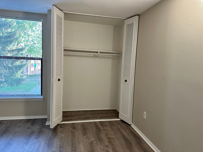 Building Photo - 2 Shrewsbury Green Dr