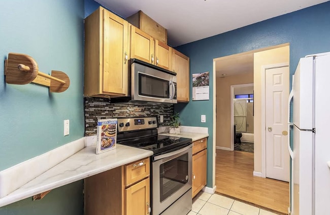 Building Photo - 1980 Barrymore Common