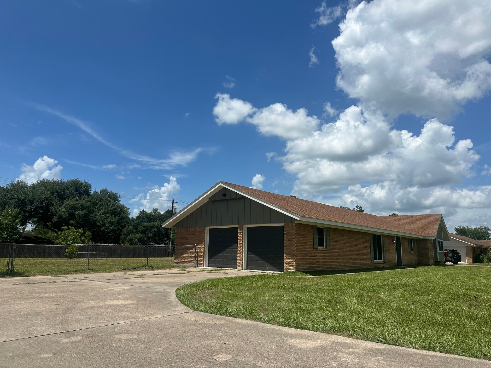 Building Photo - 805 Mead Rd
