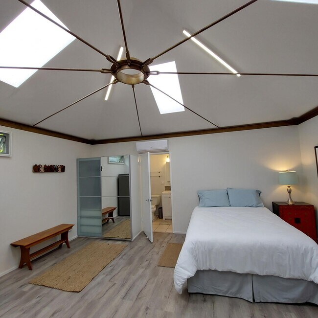 Building Photo - 1105 Palms Blvd