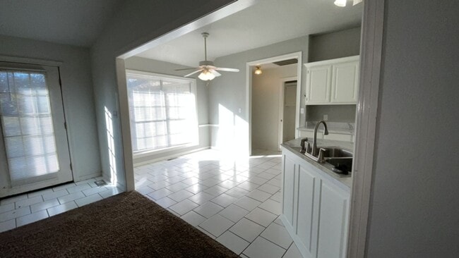 Building Photo - Well-maintained 3-bedroom, 2-bath home in ...