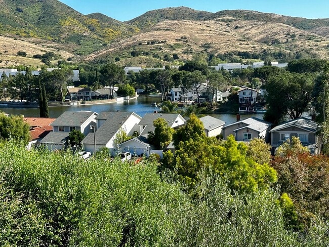Building Photo - Single story Lake Lindero 4b/2b home with amazing lake views!