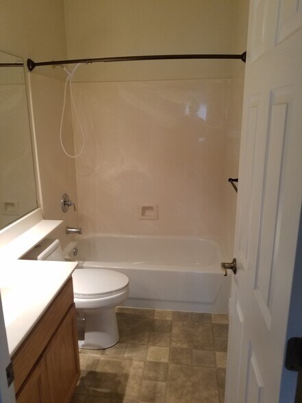 Main Bath - 412 Endberg Dr