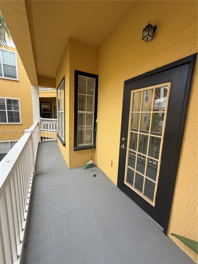 Building Photo - 860 N Orange Ave