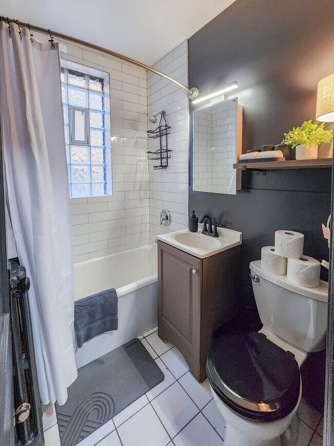 Building Photo - 2115 N Sedgwick St