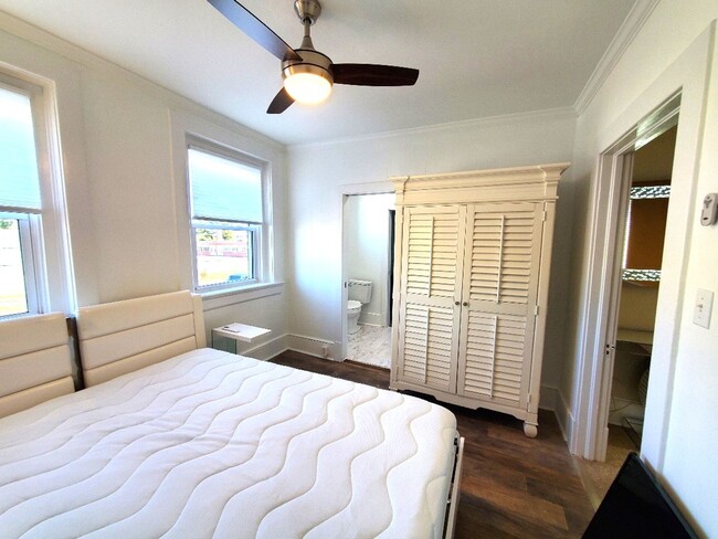 Building Photo - Beautiful 2BR/1BA Apartment with Utilities Included – Prime Downtown Location